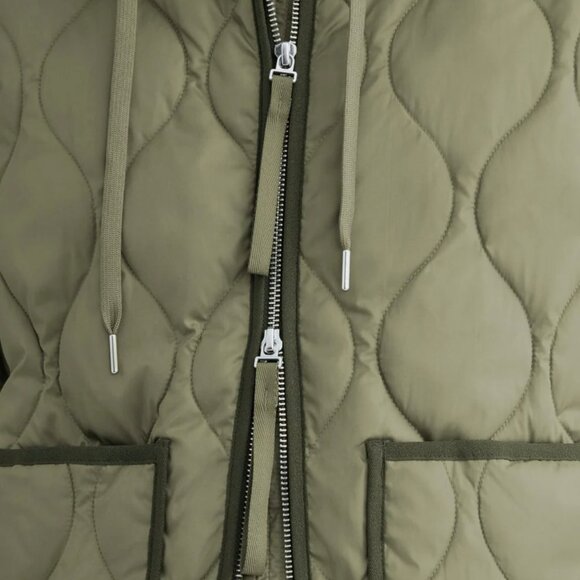 Everlane ReNew Quilted Hooded Liner - Picture 3 of 10